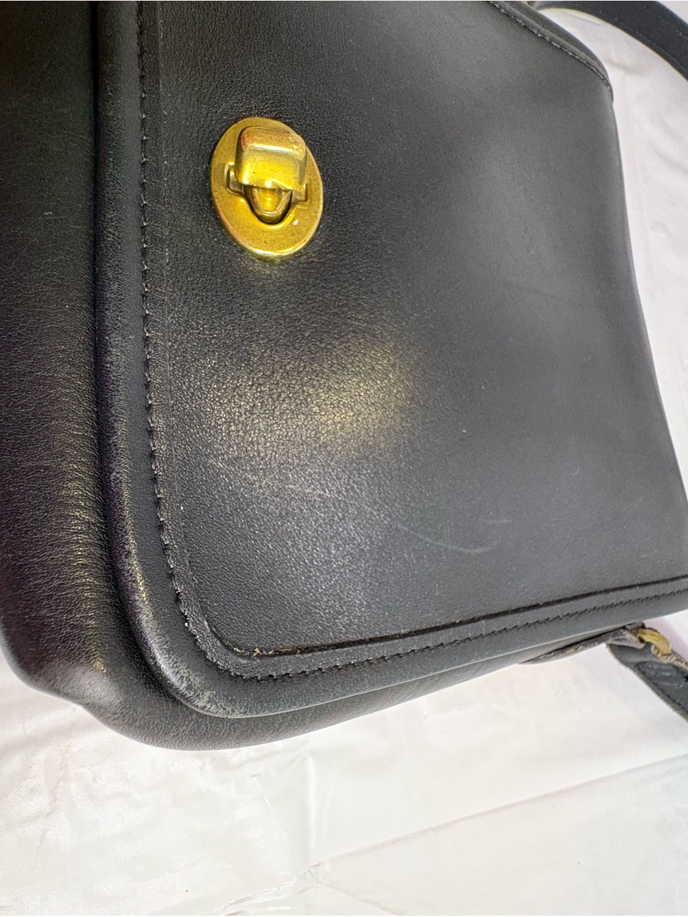 Vintage Classic Black Leather Crossbody Bag with Gold Turn-Lock - Picture 9 of 10
